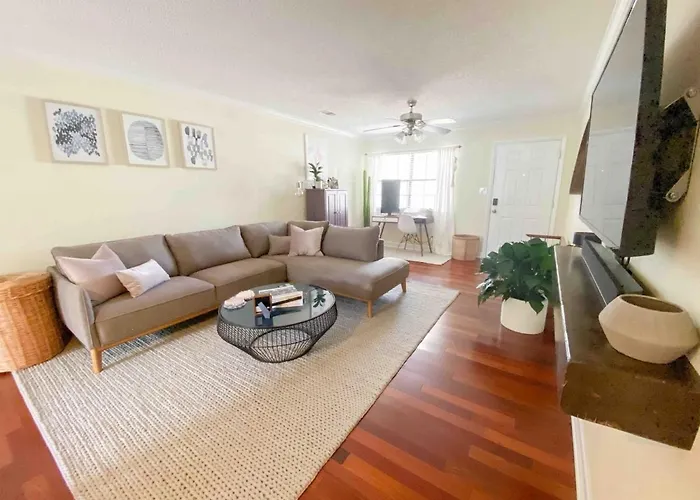 2br Modern & Cozy With Parking Holiday home Pensacola