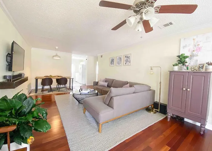 2br Modern & Cozy With Parking Holiday home *