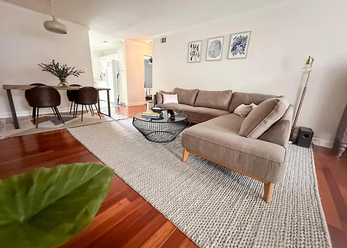 Holiday home 2br Modern & Cozy With Parking *