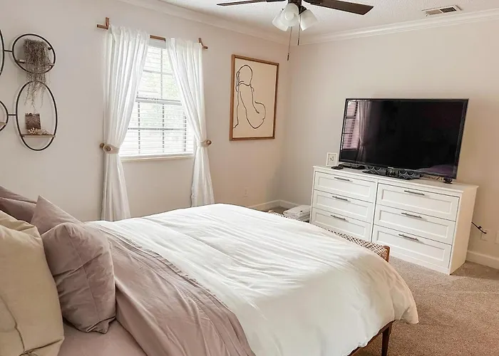 Holiday home 2br Modern & Cozy With Parking *